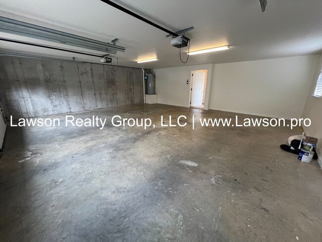 Building Photo - Spacious Split Level Home in Cave Spring