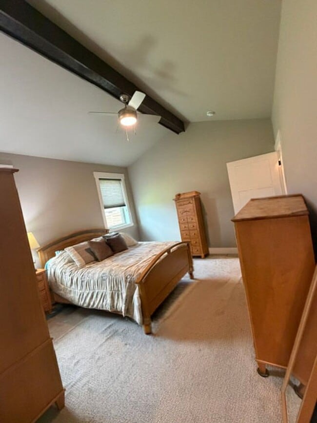 Building Photo - Gorgeous Silverbrook Home