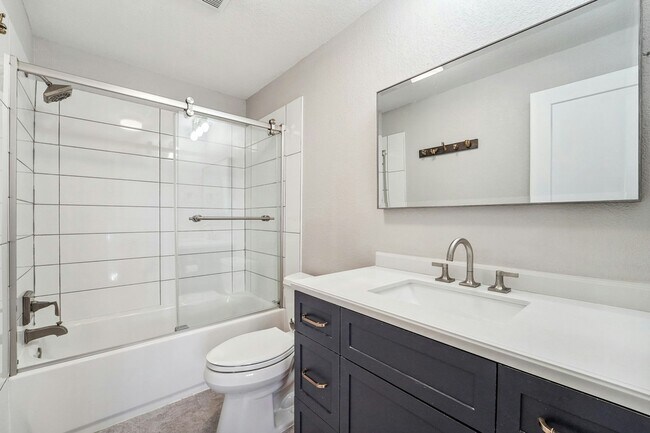 Building Photo - 374 Gladiola St