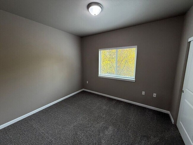 Building Photo - 4235 Hawthorne Ave NE