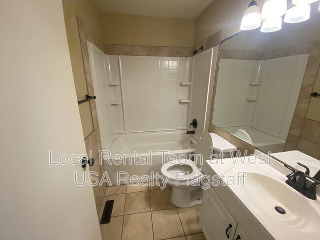 Building Photo - 1607 N Prairie Way