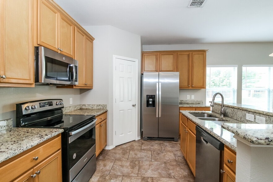 Building Photo - 10048 Iron Ridge Dr
