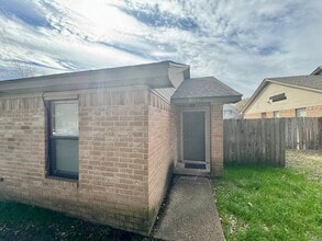 Building Photo - 2504 Hickory Dr