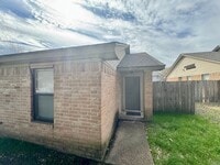 Building Photo - AUGUST PRE-LEASE!!!  3 Bedroom 2 Bathroom Duplex on Bus Route