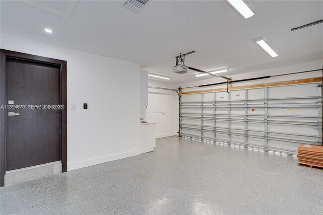 Building Photo - 2305 Magnolia Dr