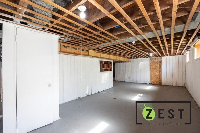 Building Photo - 5235 Haverhill St
