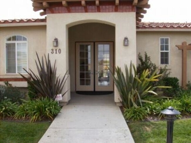 Building Photo - Centrally Located Downstairs Condo in the Oak Creek Villas