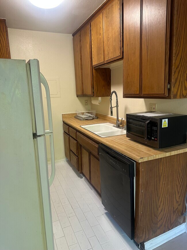 Building Photo - 15524 Sherman Way