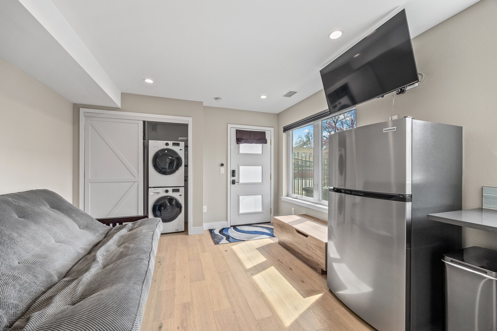Studio apartment w washer/ dryer and kitchenette - 3840 Eliot St