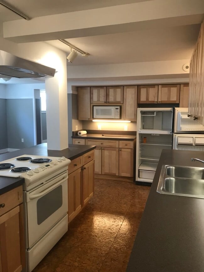 Building Photo - 313 E Davenport St