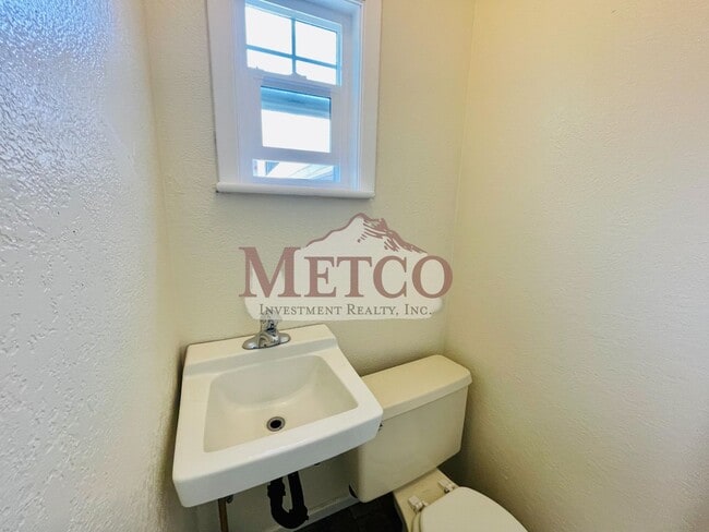 Building Photo - 4 bedroom 1 1/2 bath home close to U of O