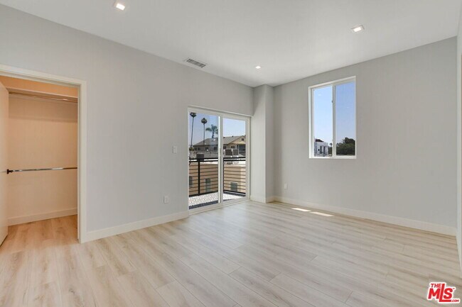 Building Photo - 4547 Saturn St