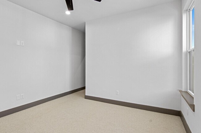 Building Photo - 4805 Paula St