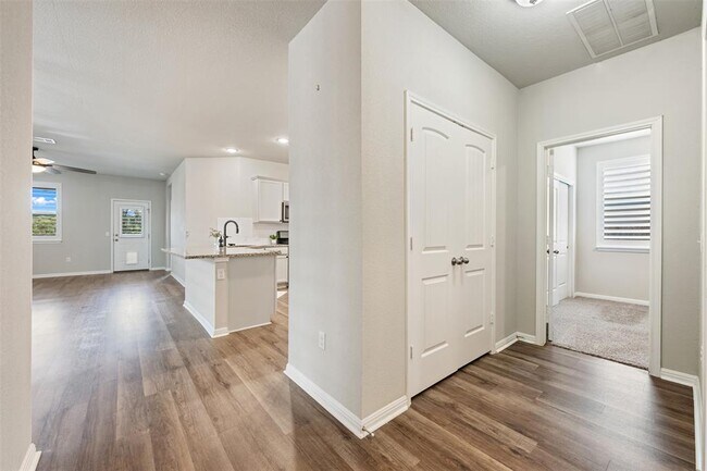 Building Photo - 505 Blue Sage Dr