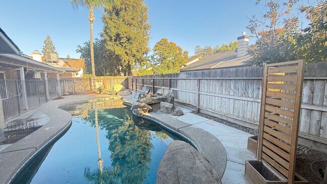 Building Photo - 3-bedroom, 2-bathroom home located in the ...