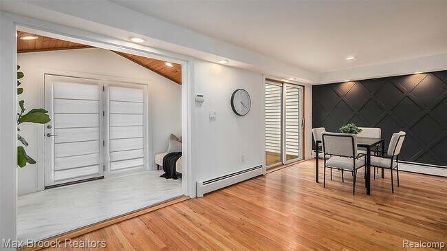 Building Photo - 343 S Elm St