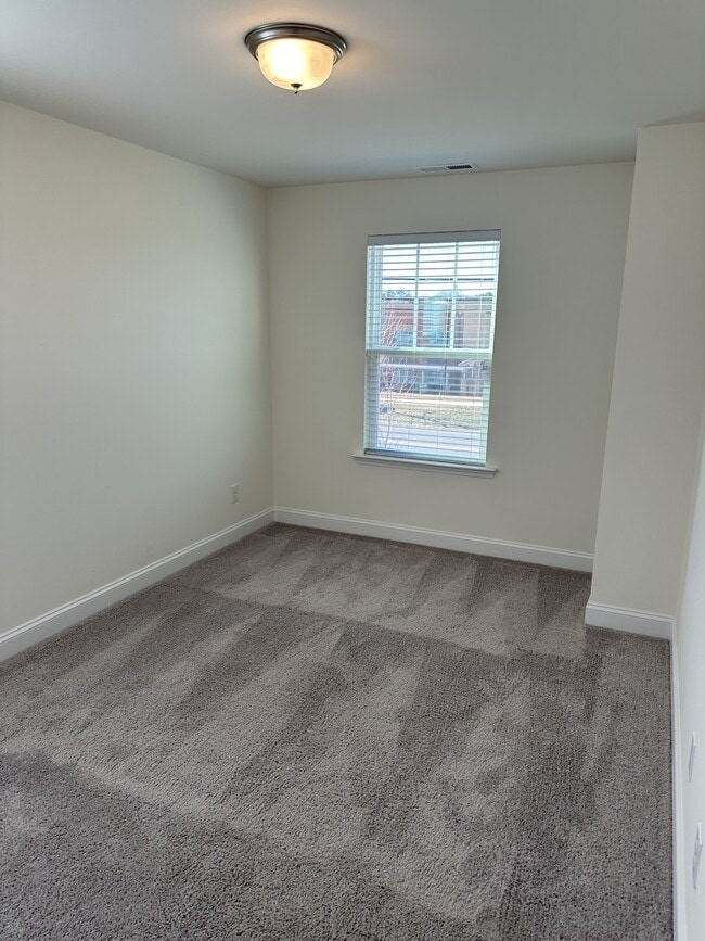 Building Photo - 1027 S Point Rd