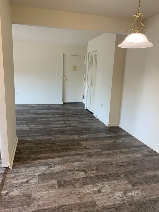 Building Photo - 2 Bedroom, 2 Bath Apartment, with Communit...