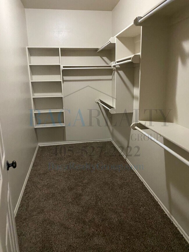 Building Photo - Move in Special!!! 3br 2ba duplex with 2 c...