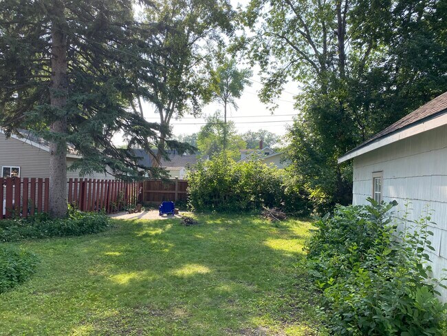 Big and beautiful back yard - 1343 6th St S