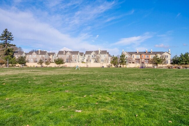 Building Photo - Amazing 3 Bed, 3 Bath Home in Sunnyvale near Seven Seas Park