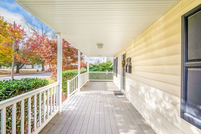 Building Photo - MOVE-IN READY! Quiet Neighborhood near Sho...