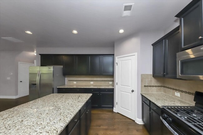 Building Photo - 6059 Cove Park Dr