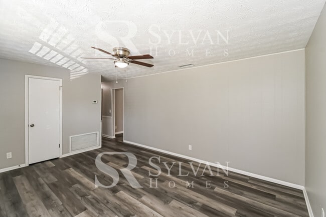 Building Photo - One-level living in this 3 BR, 2 BA home