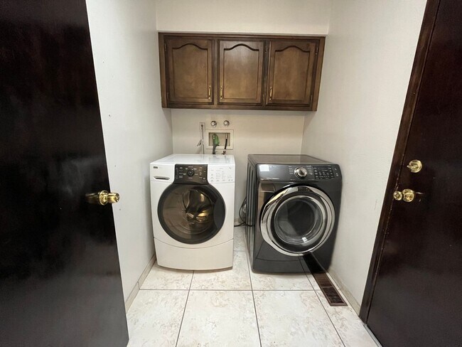 Building Photo - Spacious 3 Bedroom 2 Bathroom Home in the ...