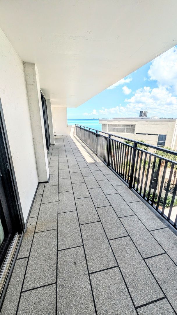 Building Photo - Annual UNfurnished Siesta Key Gulf front 2/2 condo with water views!