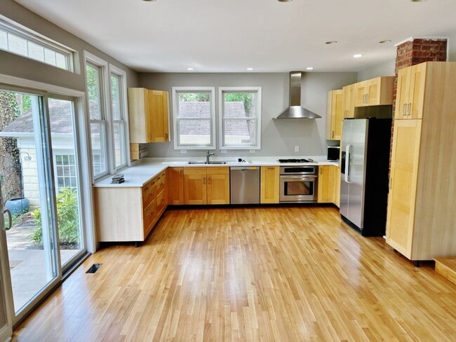 Building Photo - Beautifully updated single family home in ...
