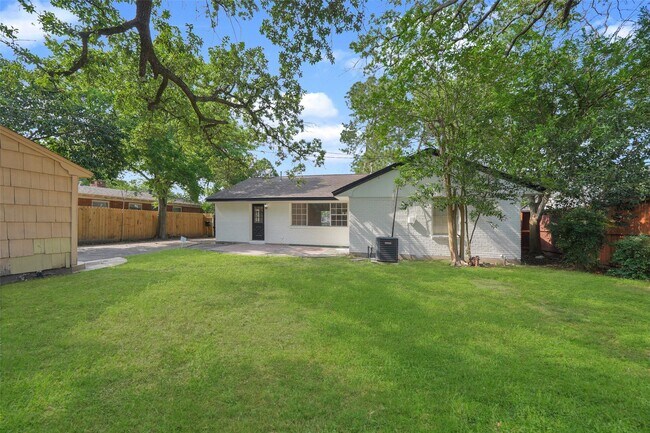 Building Photo - 9519 Val Verde St