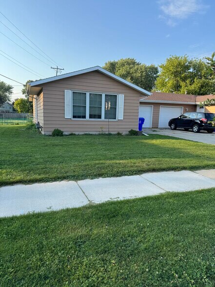 Primary Photo - 3114 E Newberry St