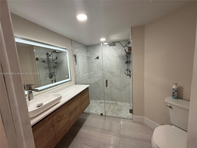 Building Photo - 9405 Fontainebleau Blvd