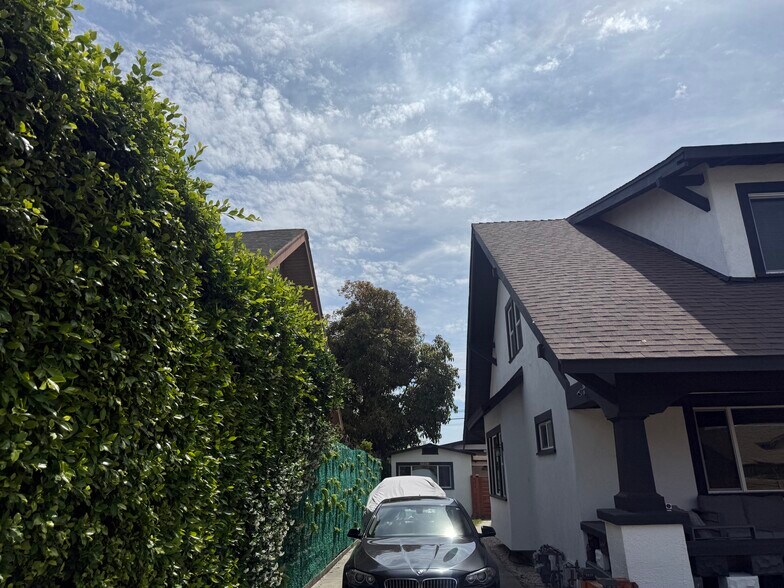 Building Photo - 1226 W Vernon Ave