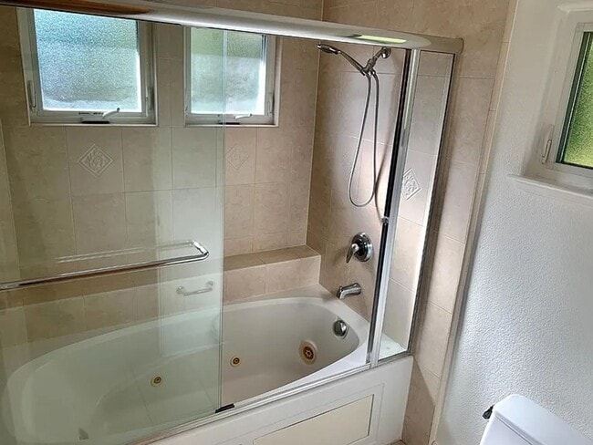 Building Photo - Beautiful 2 Level Home !!