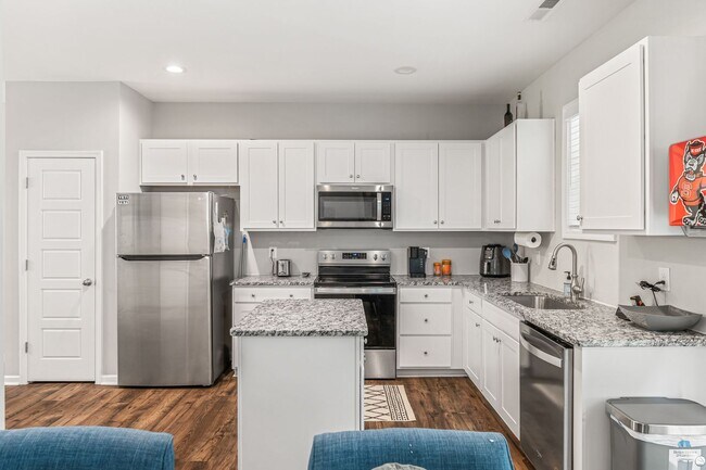 Building Photo - Modern 4 Bedroom Home in Quiet Clayton Nei...