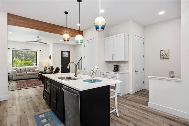 Building Photo - Downtown Townhouse