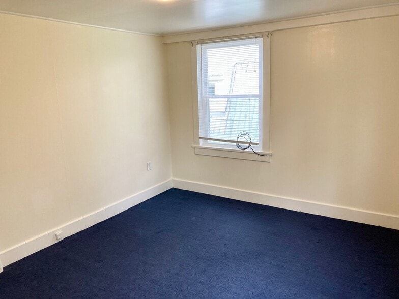 Building Photo - 414 Main St