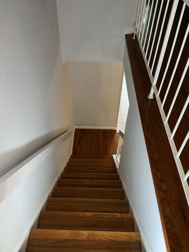Building Photo - Very well maintained 3BR 3.5BA 3 level Colonial Townhome with fully fenced yard