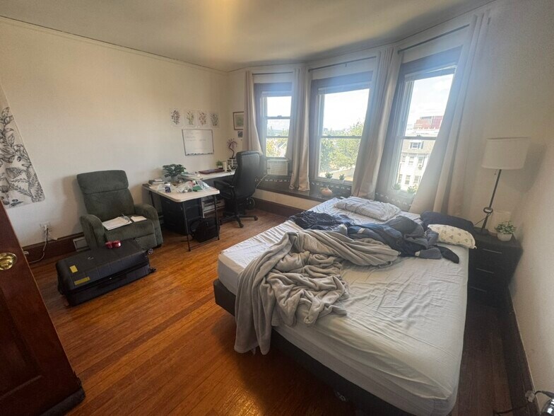 Building Photo - 582 Cambridge St