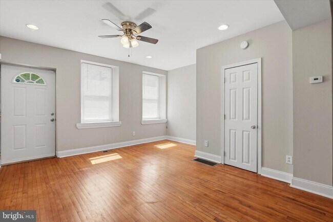 Building Photo - 400 Green Ln