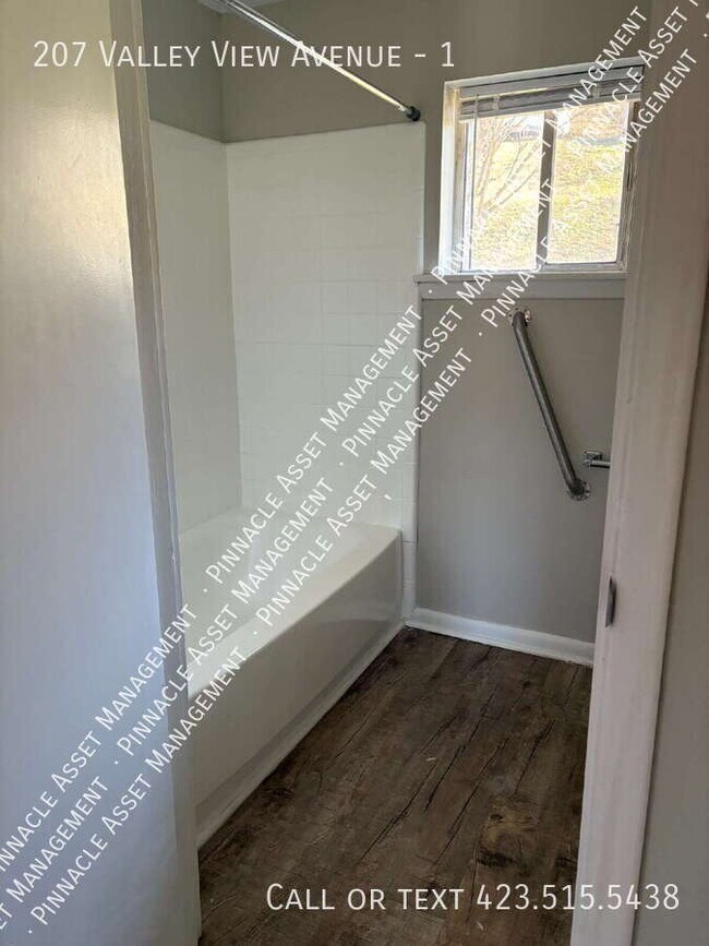 Building Photo - 207 Valley View Ave