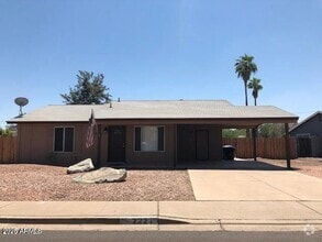 Building Photo - 2221 W Pampa Ave