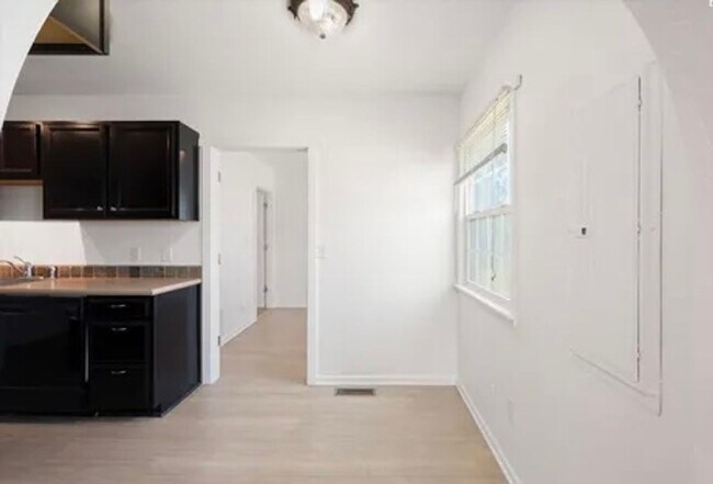 Building Photo - Charming 2 Bedroom Home with Fenced Backyard in Central Kennewick!