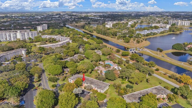 Building Photo - 500 Oaks Ln