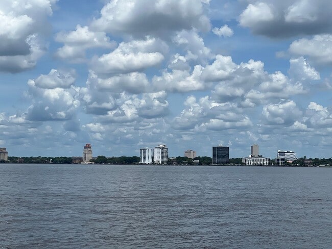 Building Photo - Beautiful renovated 1 bedroom Condo with River Views!