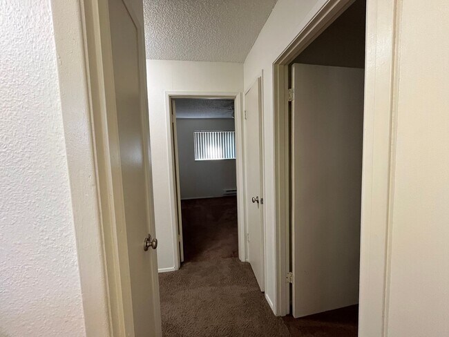 Building Photo - LOVELY DUPLEX HOME IN BEAUTIFUL SANDY, OR!!