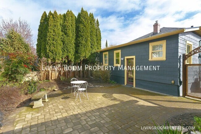 Building Photo - 1927 SE Spokane St