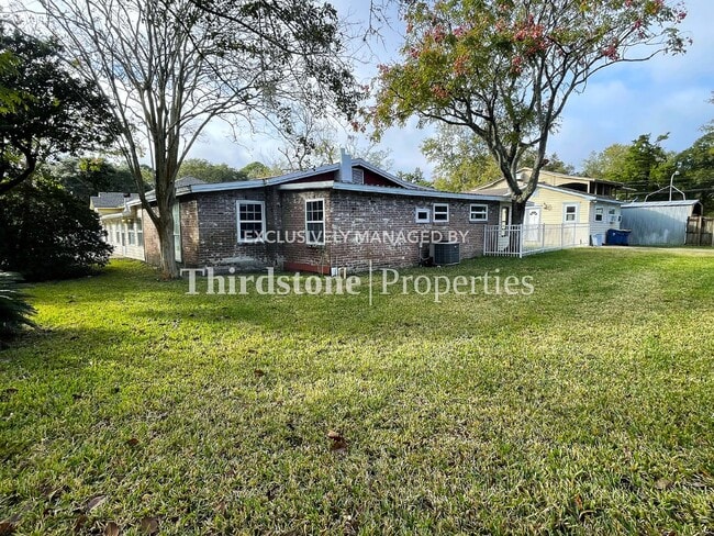 Building Photo - 2965 Armstrong St